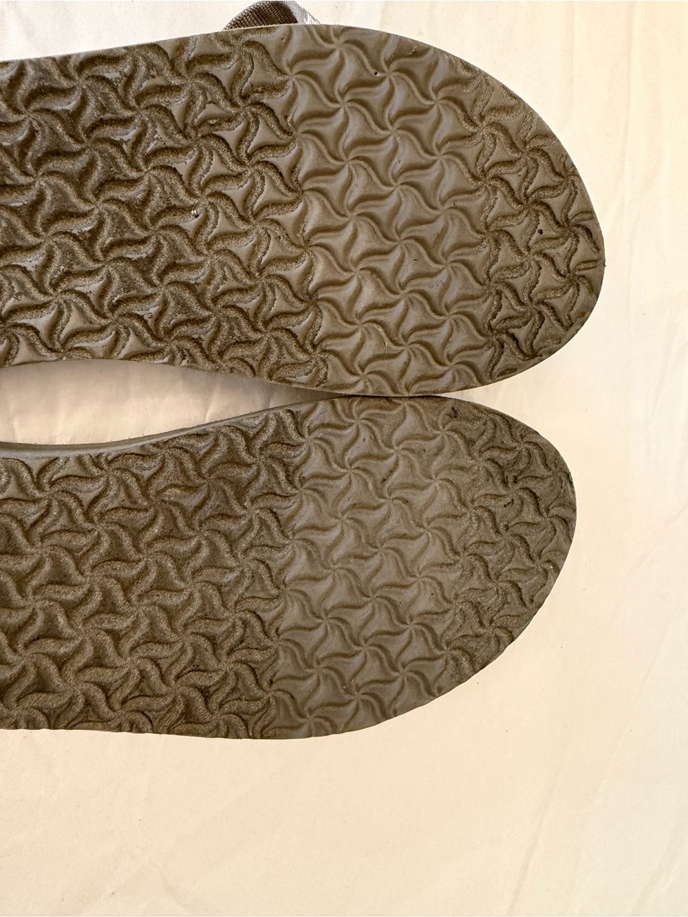 Teva OlowahuWomen’s Taupe Brown Strappy Flip Flop Sandals Sz 8 - Picture 8 of 12